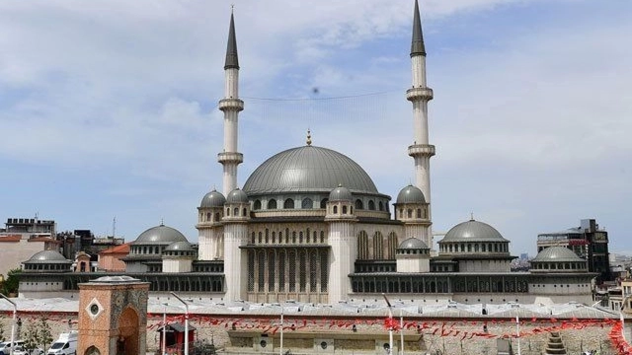 27 yıl önce yeri belirlenen Taksim Camii bugün açılıyor.